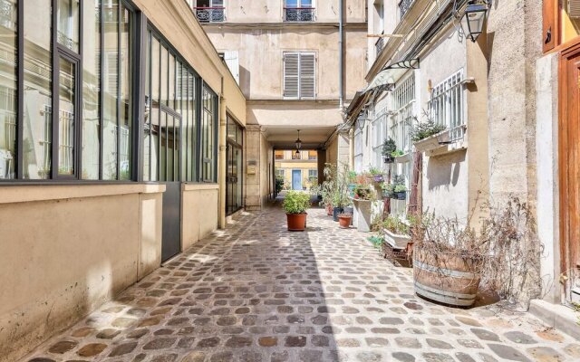 Fully Equipped Apartment Near the Canal Saint Martin