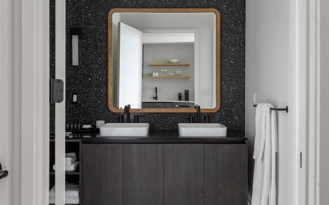 20th floor condo with pool on Rainey St by Locale