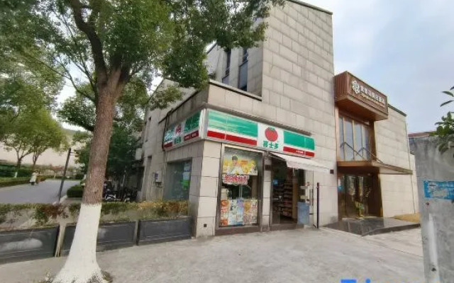 Zijinghua Holiday Hotel (Xinchang Ancient Town)