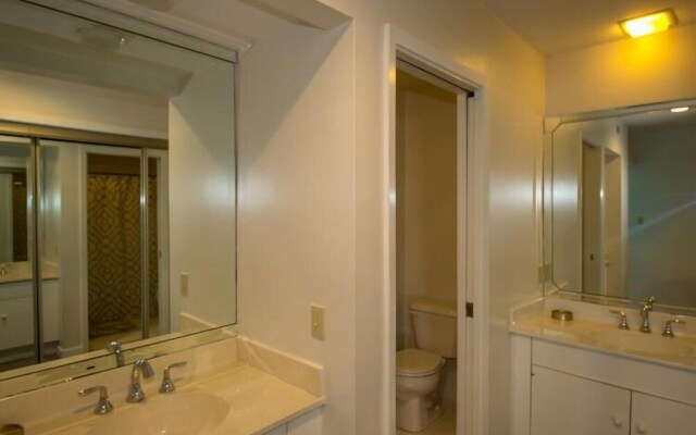 Bright Ocean View Condo Steps From Dining, Golf, Pool, & Beach