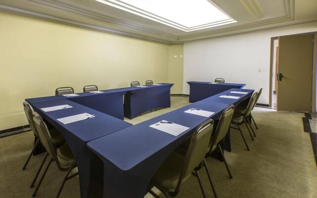 Astron Suítes São José dos Pinhais by Nobile