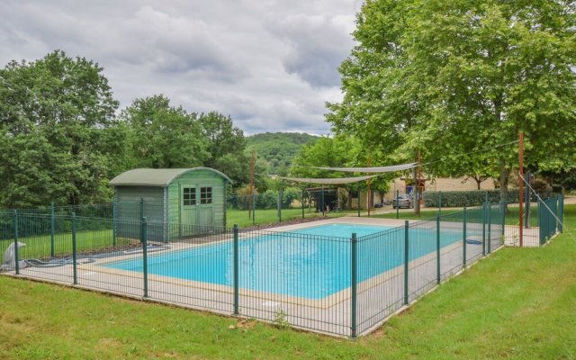 Spacious Villa in Puy-l'évêque With Swimming Pool