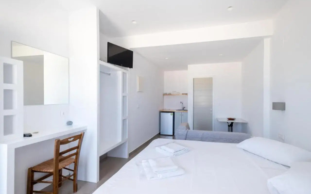 Lorenzo Studios and Suites Paros