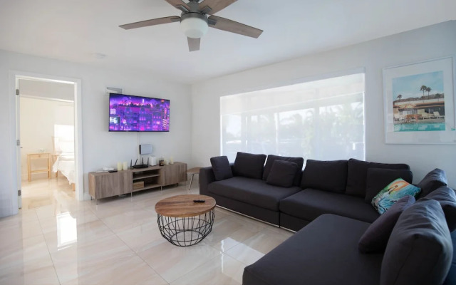 Stunning & Private 5 BDR Canal-front Home w/ Pool!