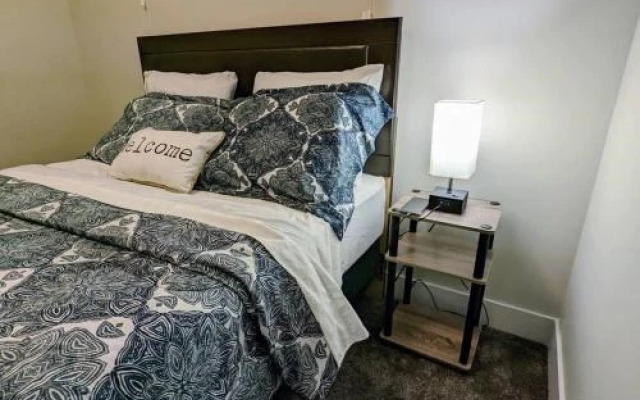 Air & Road Travelers' Perfect Spot! + Full Kitchen