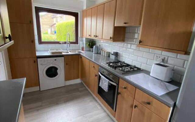 Newly Refurbished Beautiful Location 1 Bedroom Residential House sleeps 4