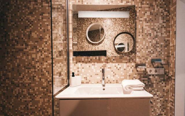 Exquisite 1BR Apt in Old Town w Balcony