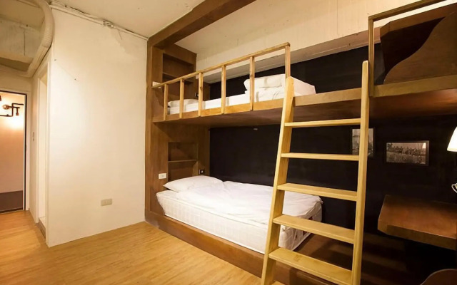 Mr Lobster's Secret Den Design Hostel