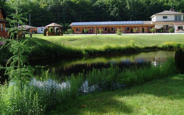 The Highlands Motel & Lodge