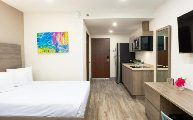 Hotel Mesaluna Near American Consulate