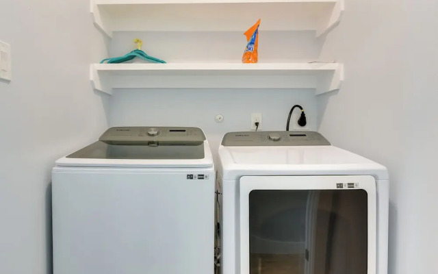 Steps to Beach: Vibrant House in Galveston!