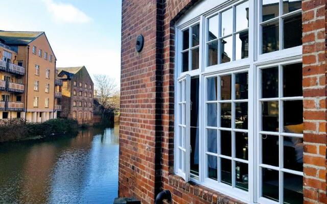 Cocoa Lily - River fronted studio with secure parking