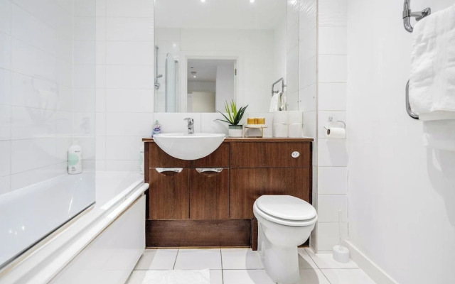 Basildon - 2-bed - Sleeps 5 - Near Train Station