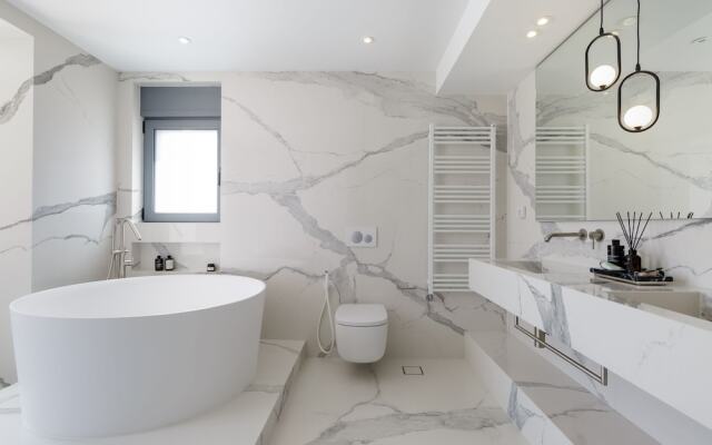Eos Urban Villa by UPSTREET