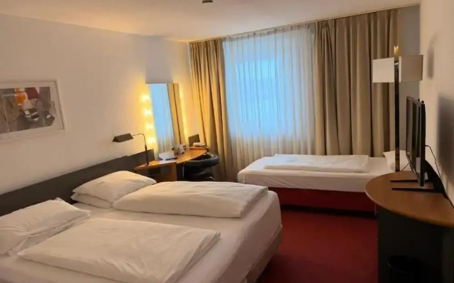 Roomie Hotel
