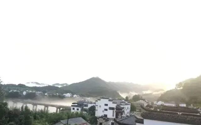 Jing Taohua Jie Holiday Homestay (Taohua Tan Scenic Area)