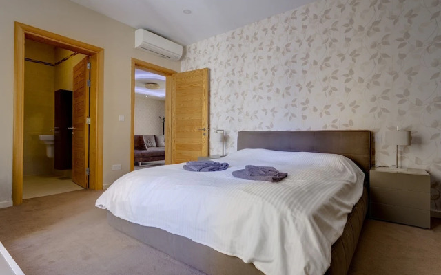 Luxury Apt with Side Sea Views & Pool, Top Location