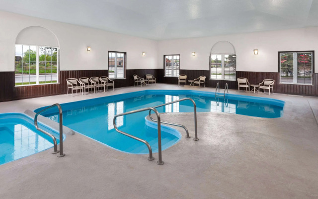 AmericInn by Wyndham Eagle River Downtown