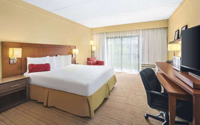 Super 8 by Wyndham Dallas Love Field Airport