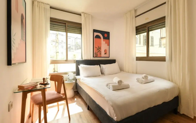Pet-friendly 2BR Apt & Kitchen