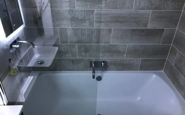 2-bed Seaside Apartment - Sleeps 5 & Free Parking