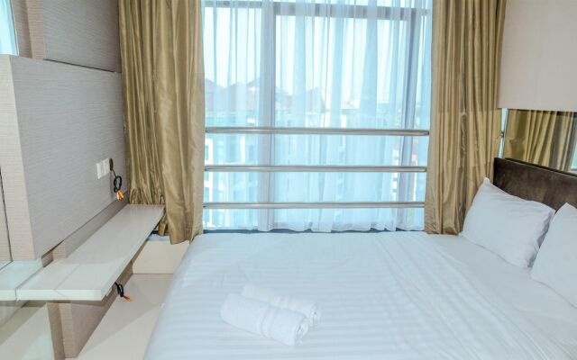 Spacious Hampton's Park Apartment with Working Space