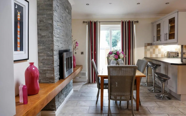 Stylish family home in desirable Penylan + Parking