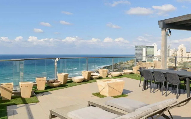 Jacuzzi Penthouse with Sea View in Natanya