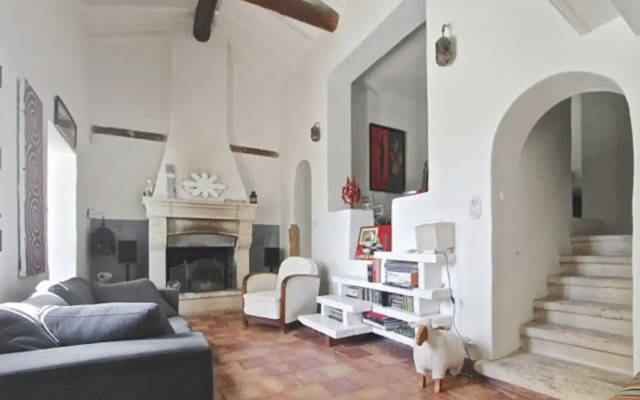 Villa With 4 Bedrooms in Maussane-les-alpilles, With Wonderful Mountai