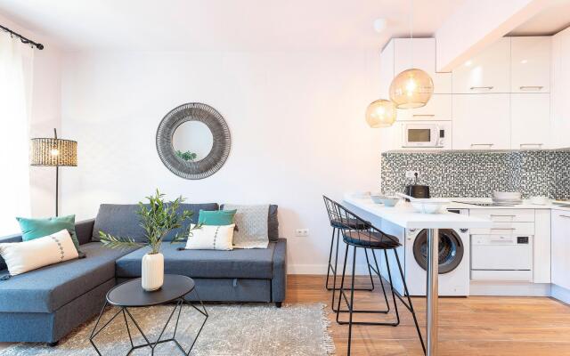 1 Bd Apartment With Balcony Perfect Location. Santa Marta II