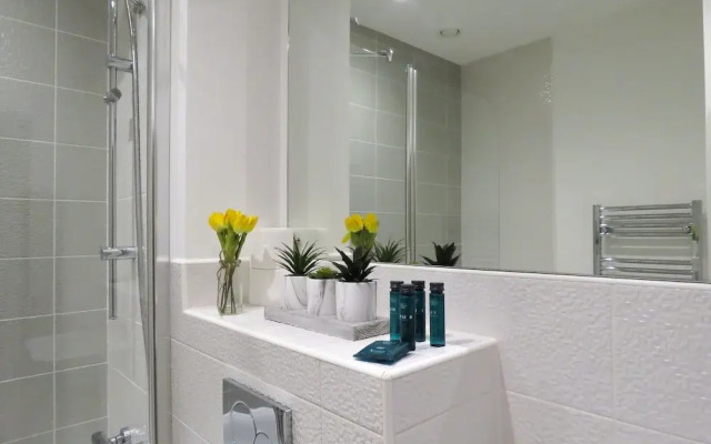 Tudors eSuites Private Garden & Garage