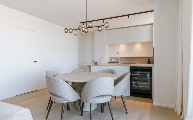 Huswell - Minimalist Coastal Luxury Panoramic View