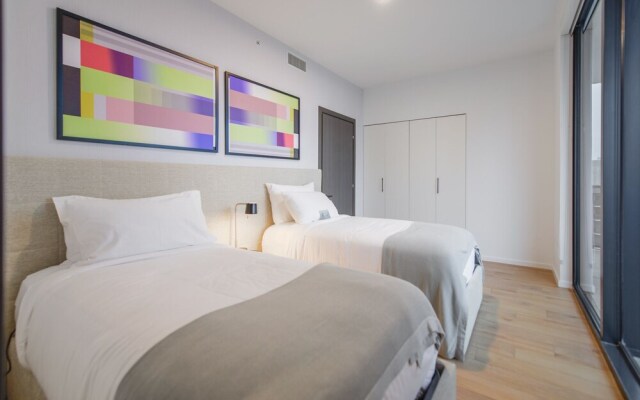 Amazing View Luxury Condo Near Bayside
