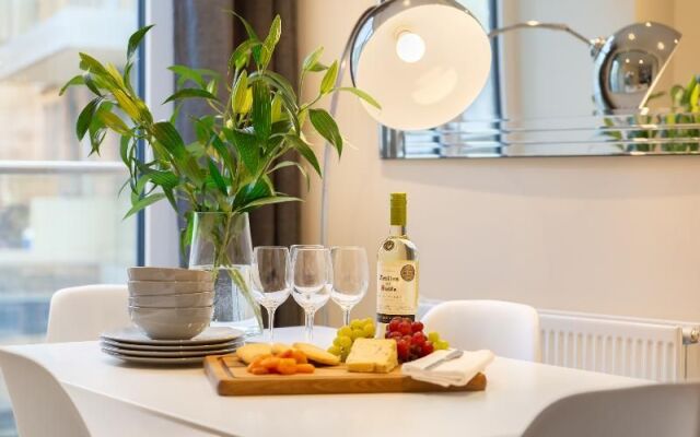 Luxurious Canary Gateway Serviced Apartment