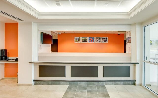 Motel 6 Toronto Brampton