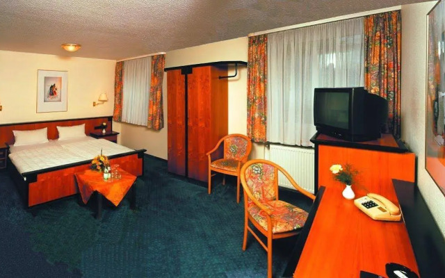 City Hotel by Celina