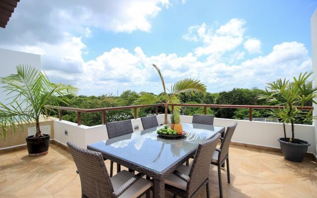 2-story Penthouse w Hot Tub Panoramic Jungle Views Charming Balcony in Bahia Principe