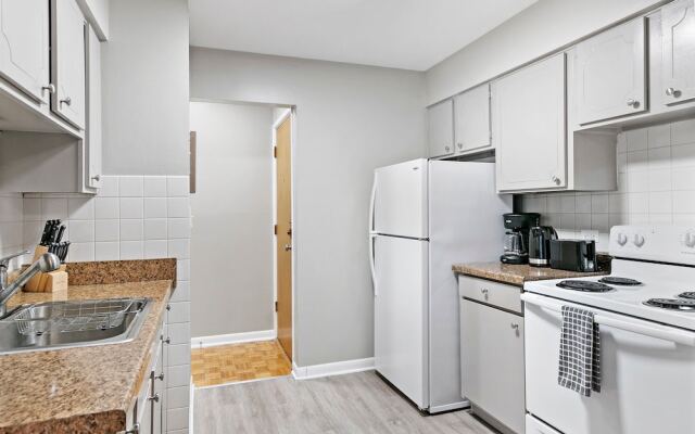 1BR Apt Near Shops in Lakeview