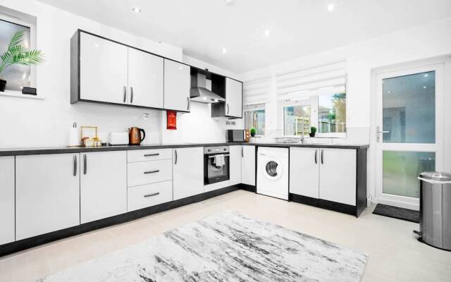 Large Family House With Garden Close to Birmingham