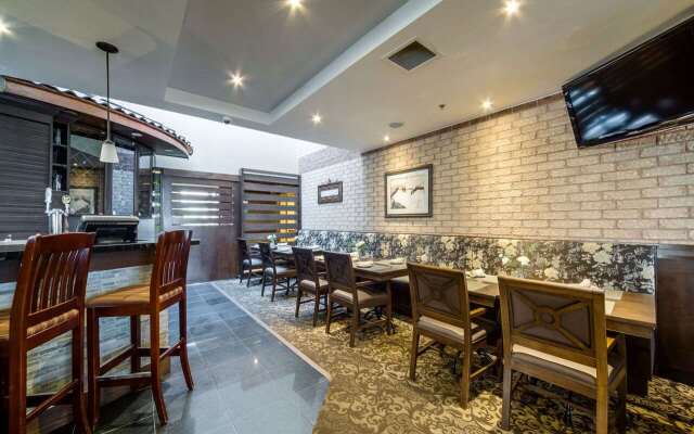 Monte Carlo Inn Airport Suites