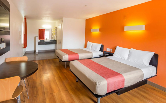 Motel 6 Grand Prairie, TX - Near Six Flags Drive