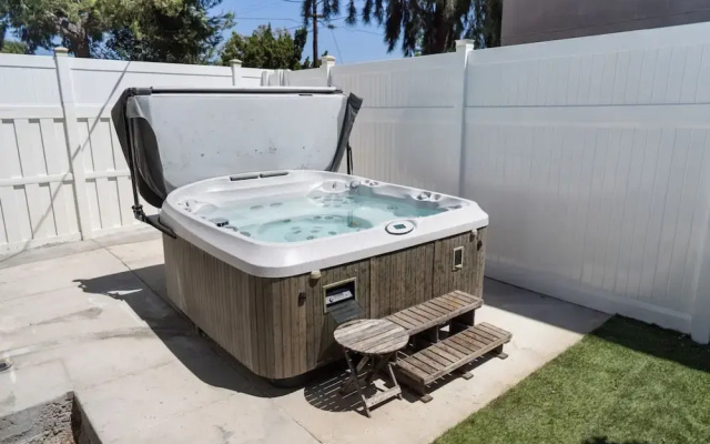 Remodeled 3BR House w Hot Tub Fenced Yard p58
