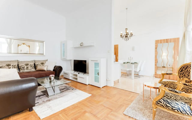 Old Town Royal Apartment With Giant Terrace