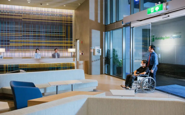 Holiday Inn Express Bangkok Soi Soonvijai by IHG