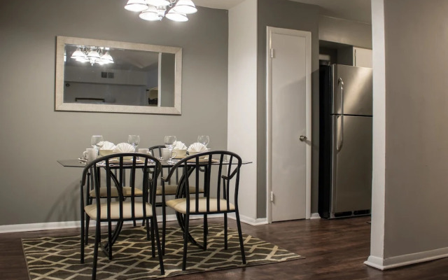 Luxury 2 Bed Condo Near Downtown