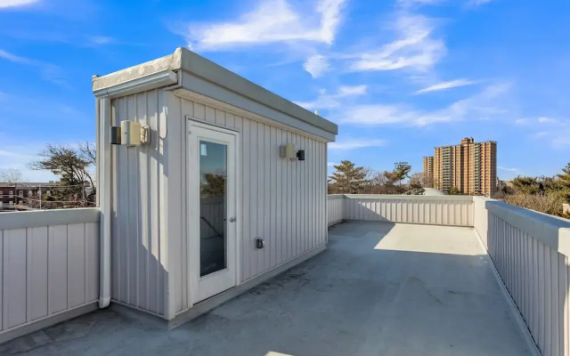 University City - Philadelphia 6 Bedroom Home by RedAwning