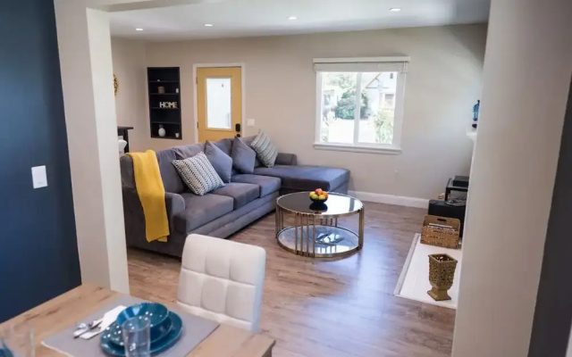 Remodeled 3BR House w Hot Tub Fenced Yard p58