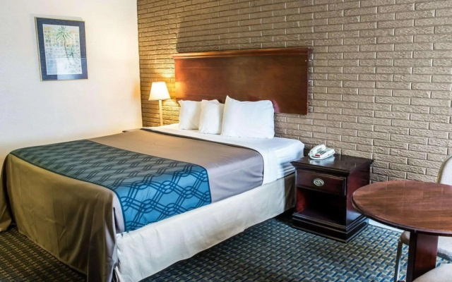 Rodeway Inn & Suites Wilmington North