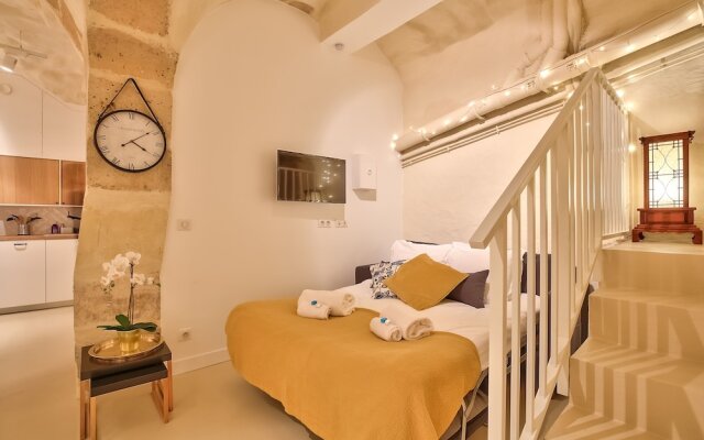 New Stunning 4 Bdrs Apt, With AC – Le Marais