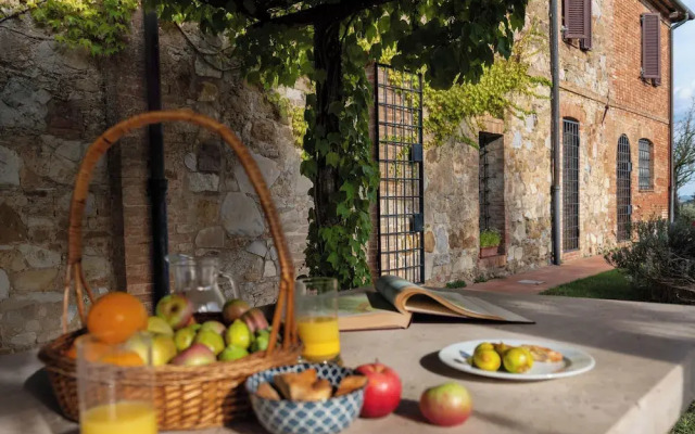 Country Villa In Tuscan Hills
